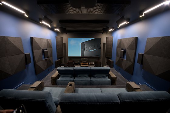 Theater with screen Storm 4mb.jpg